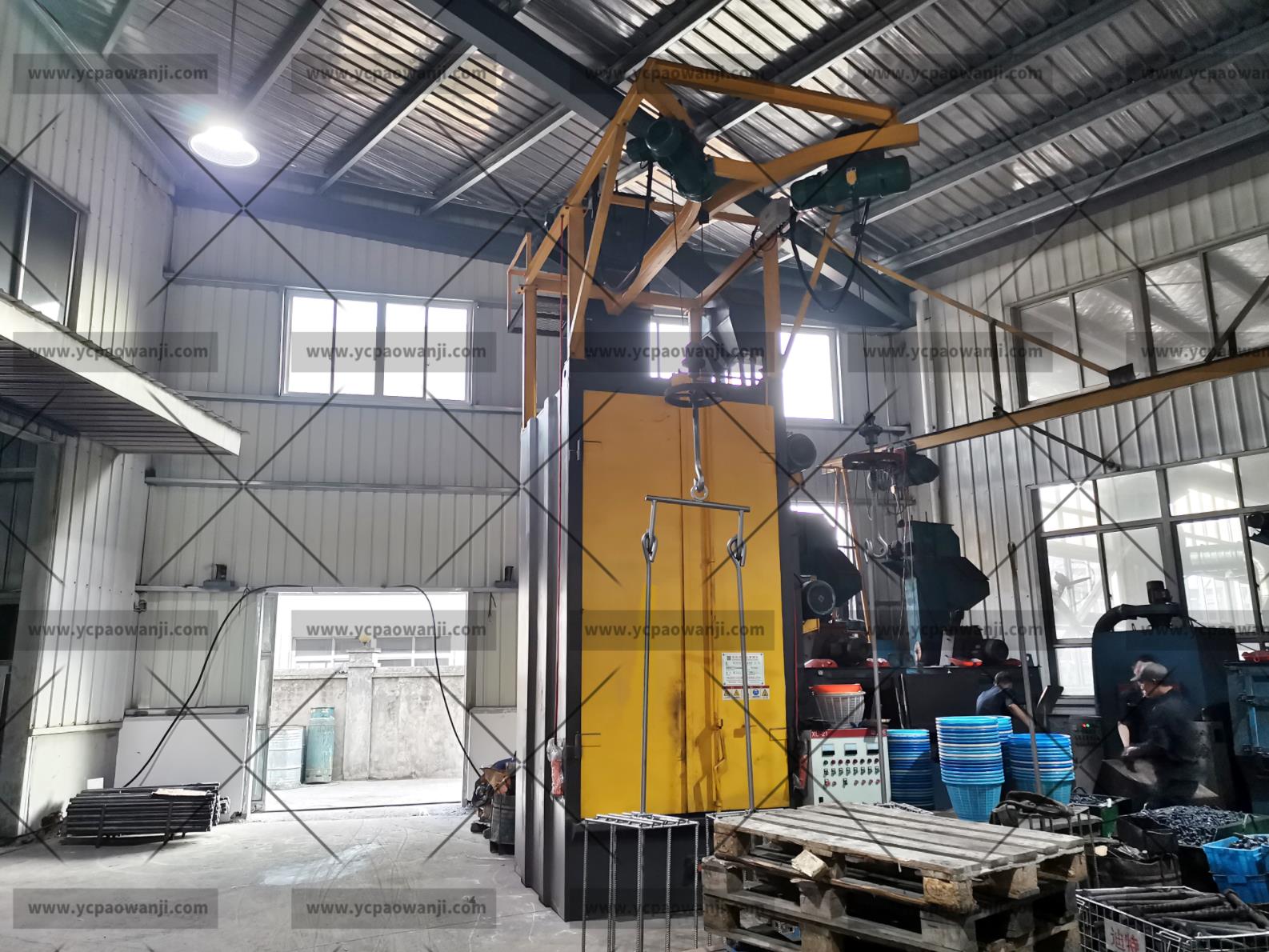 江蘇拋丸機(jī)除銹設(shè)備 發(fā)往河北保定Q3730吊鉤式拋丸機(jī)參數(shù)與工作原理是怎樣的?