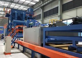 輥道通過式拋丸機可選擇PLC一鍵啟動，無間隙連續通過拋丸打砂