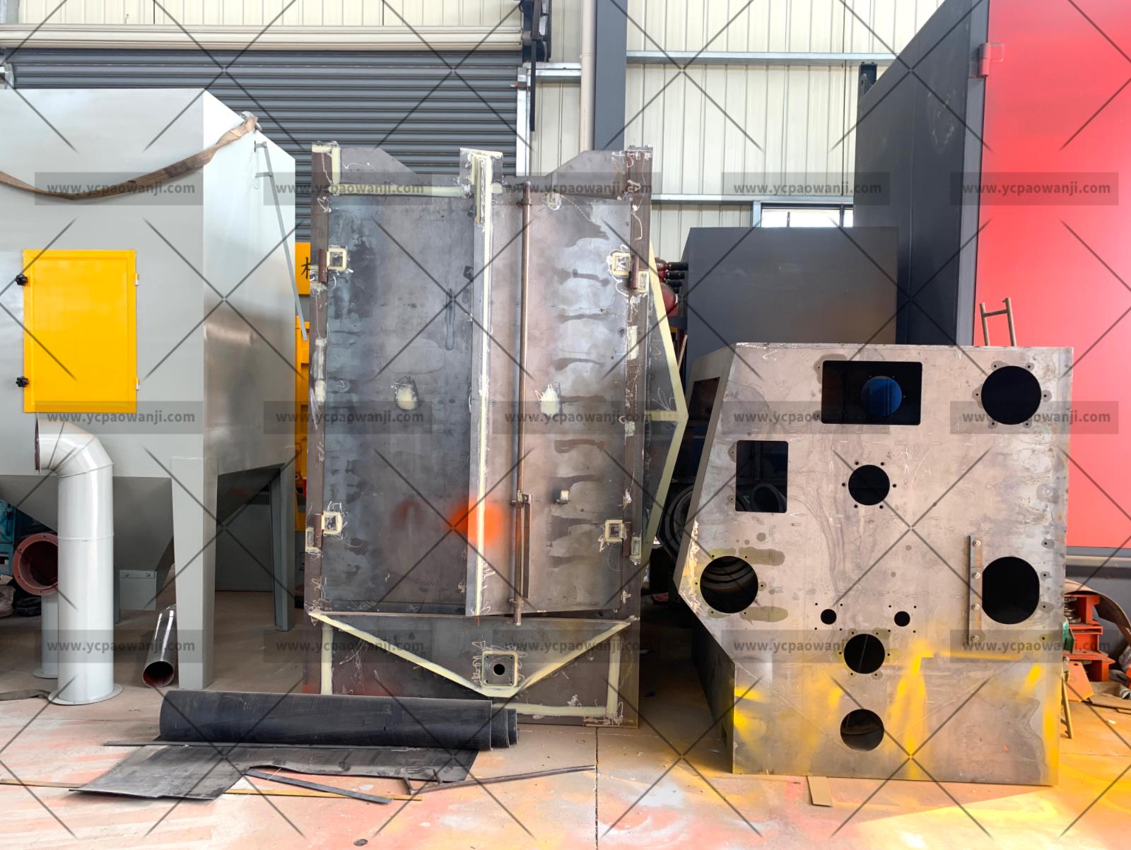 江蘇拋丸機除銹設(shè)備 376吊鉤式拋丸機生產(chǎn)廠家拋丸機主機制作中,準備噴漆